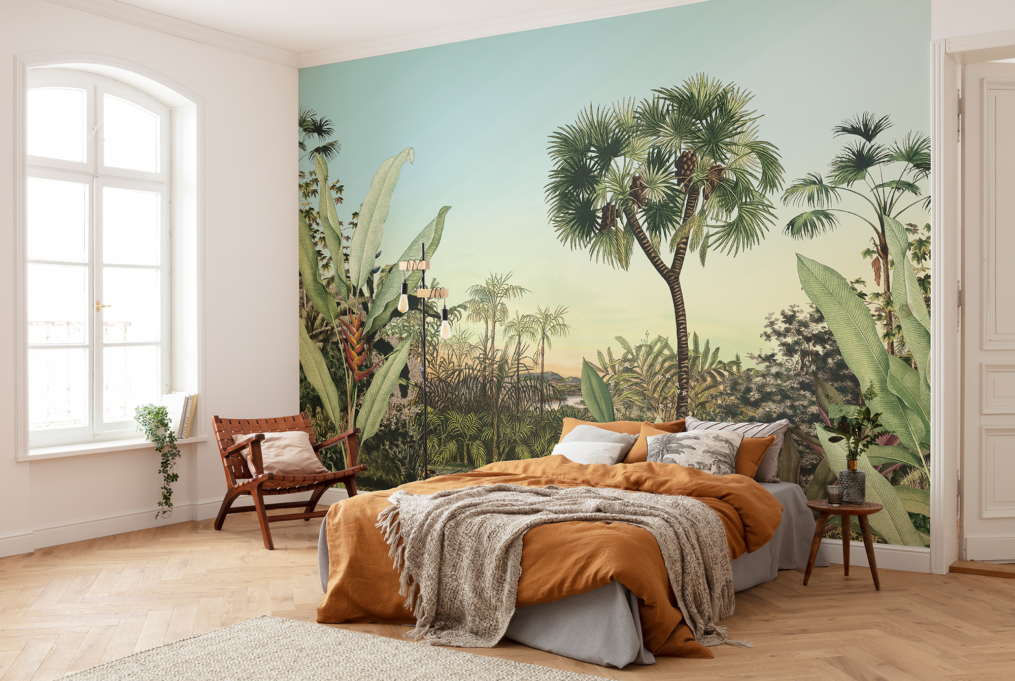 modernes Ambiente mit rauchblauer Wand, kleiner Designer-Fauteuil mit Tischchen, Plissee mit Weite-Motiv
